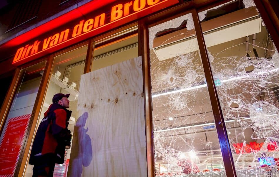 virus:-2e-nuit-d&rsquo;emeutes-aux-pays-bas,-biden-entrevoit-l&rsquo;immunite-collective