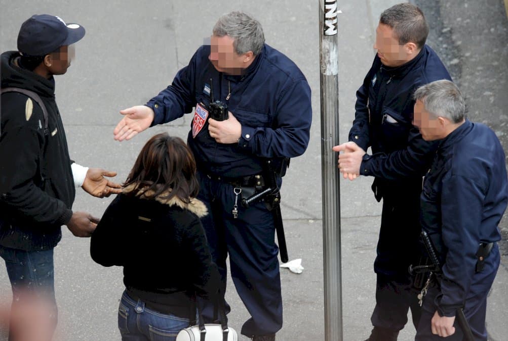 controles-au-facies:-l&rsquo;etat-vise-par-une-action-de-groupe,-une-premiere