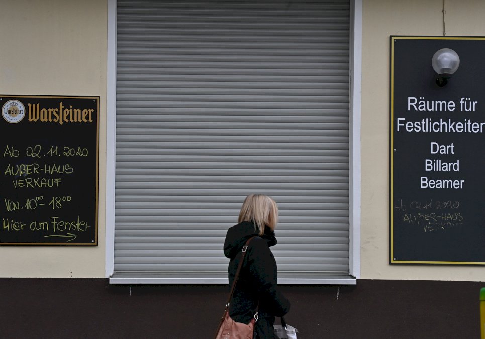 en-europe,-les-bars-et-cafes-confines-entre-desarroi-et-rebellion