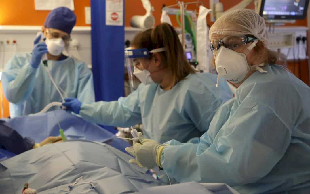 dans-un-hopital-de-londres,-les-soignants-font-bloc-contre-le-virus