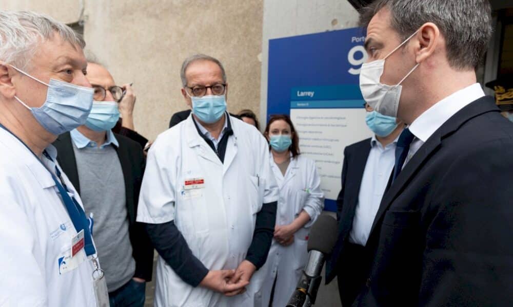 covid-19:-la-france-s&rsquo;attend-a-plus-de-restrictions-sanitaires-et-a-moins-de-vaccins