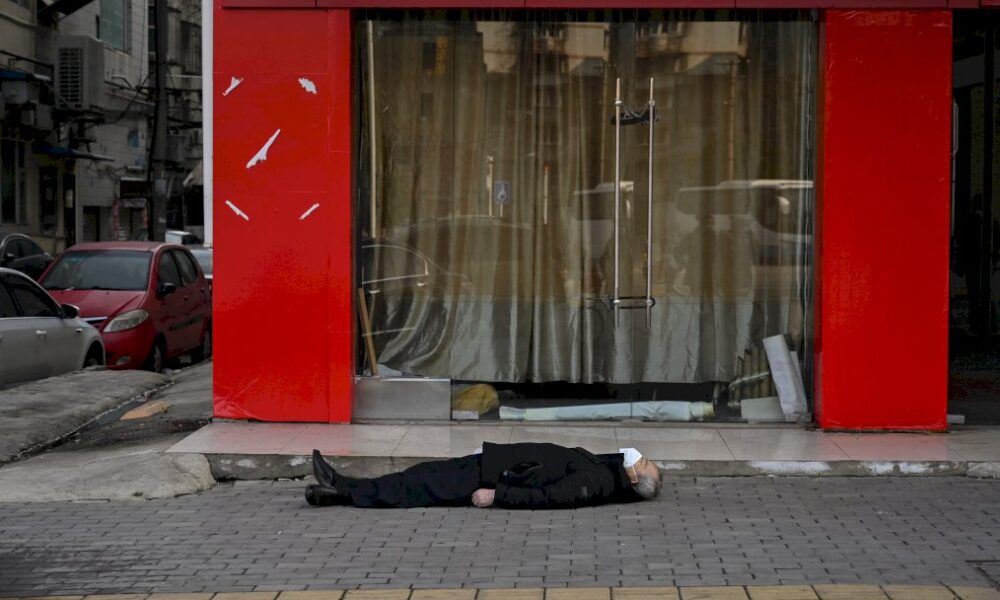 a-wuhan,-le-mort-emblematique-du-covid-19-reste-inconnu