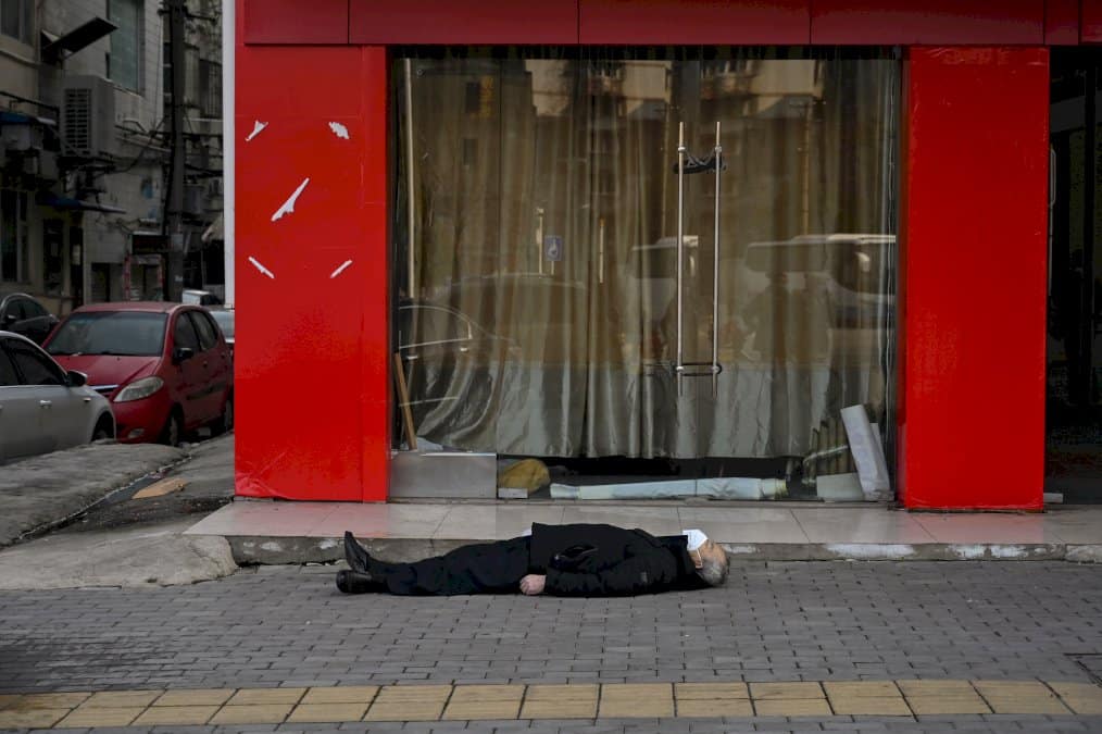 a-wuhan,-le-mort-emblematique-du-covid-19-reste-inconnu