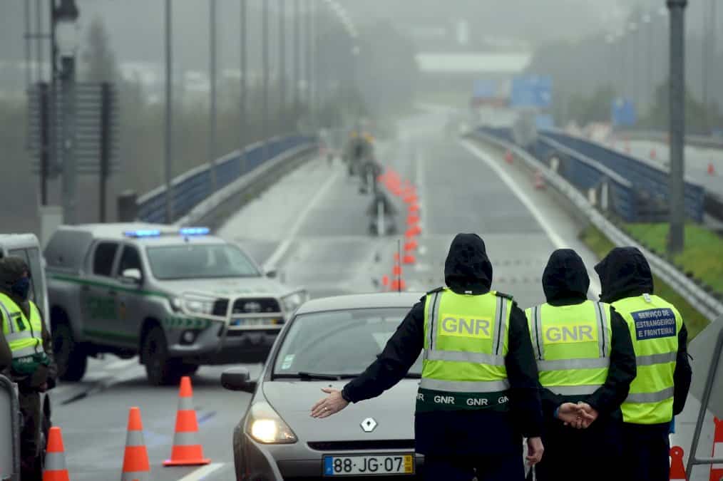 virus:-le-portugal-interdit-les-deplacements-non-essentiels-a-l&rsquo;etranger