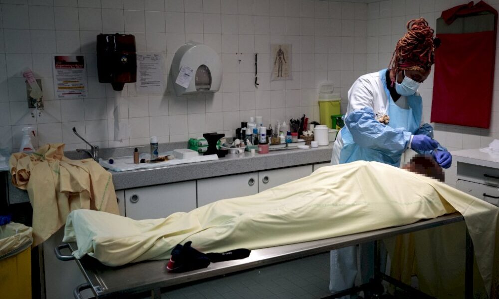 « bichonner-les-morts-et-accompagner-les-vivants »,-la-mission-d&rsquo;une-chambre-mortuaire-a-l&rsquo;epreuve-du-covid