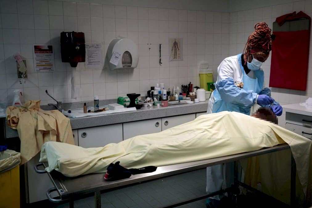 « bichonner-les-morts-et-accompagner-les-vivants »,-la-mission-d&rsquo;une-chambre-mortuaire-a-l&rsquo;epreuve-du-covid