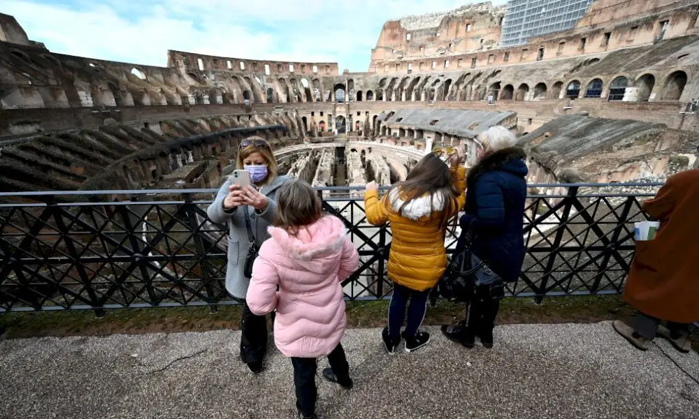 covid:-les-italiens-de-retour-dans-les-bars-et-restaurants,-le-colisee-rouvre