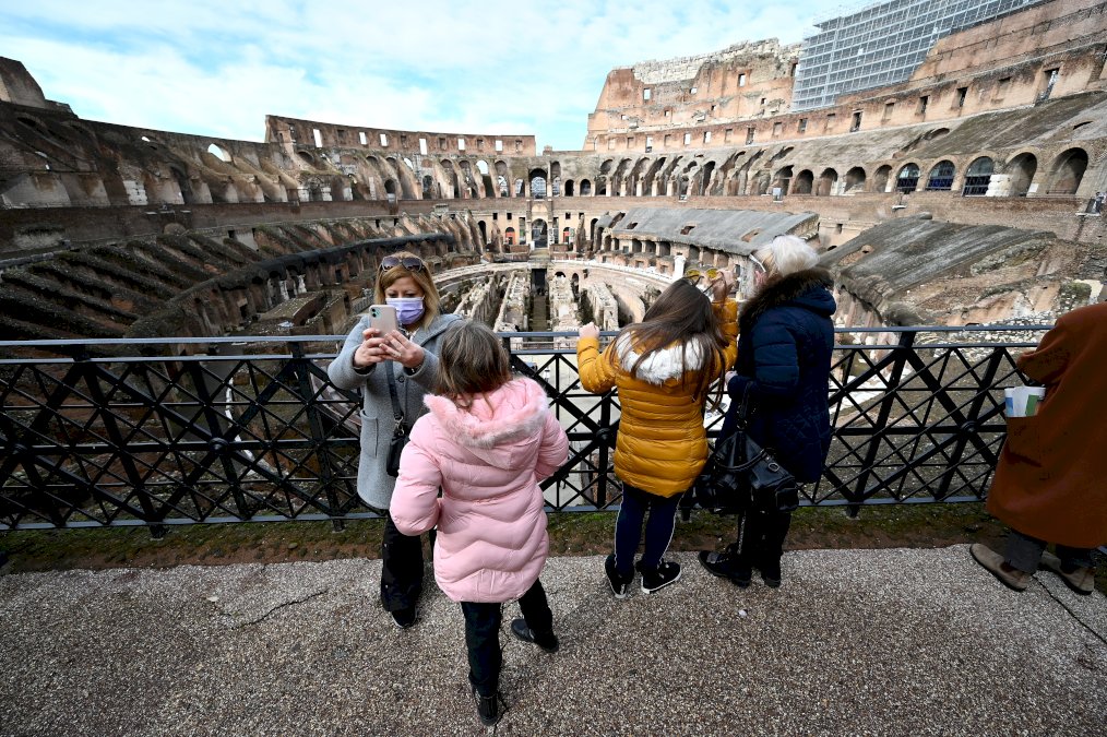 covid:-les-italiens-de-retour-dans-les-bars-et-restaurants,-le-colisee-rouvre
