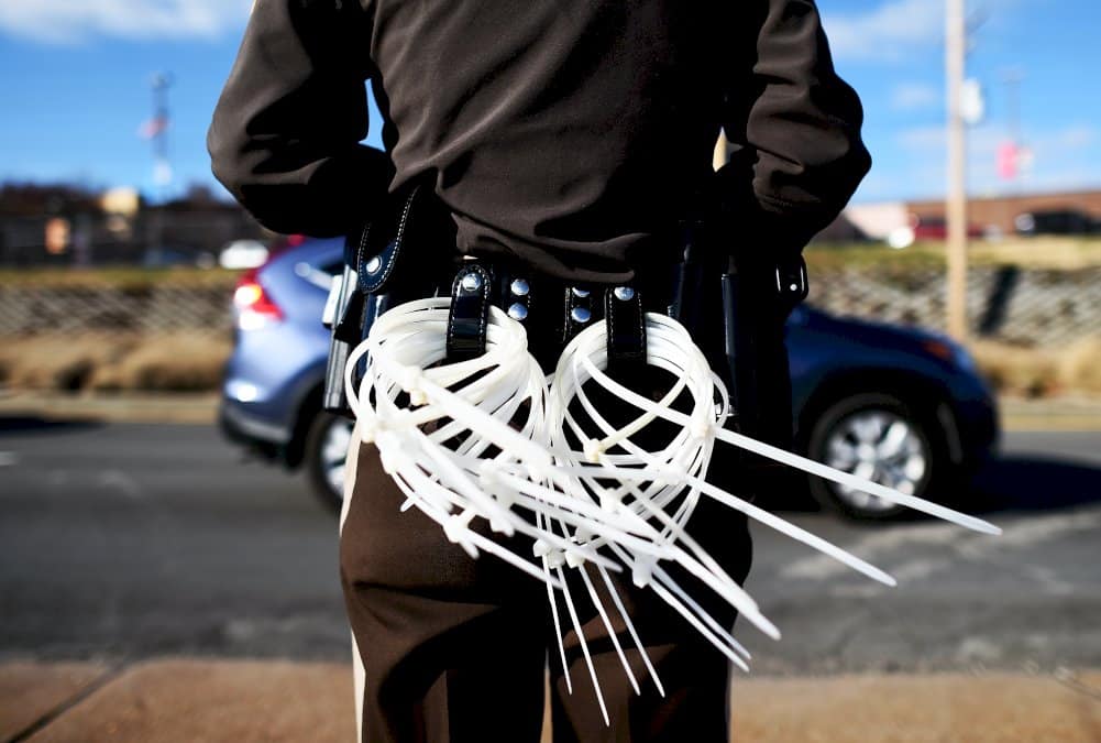 usa:-des-policiers-suspendus-apres-avoir-menotte-une-enfant-de-9-ans