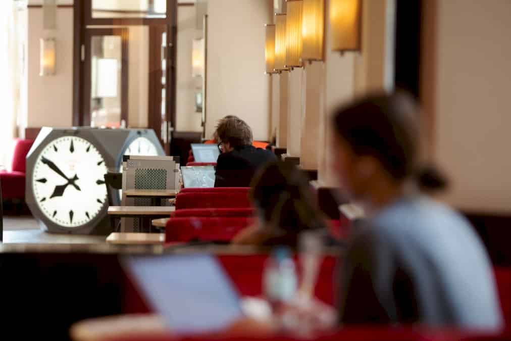 les-celebres-cafes-viennois,-refuge-des-etudiants-confines