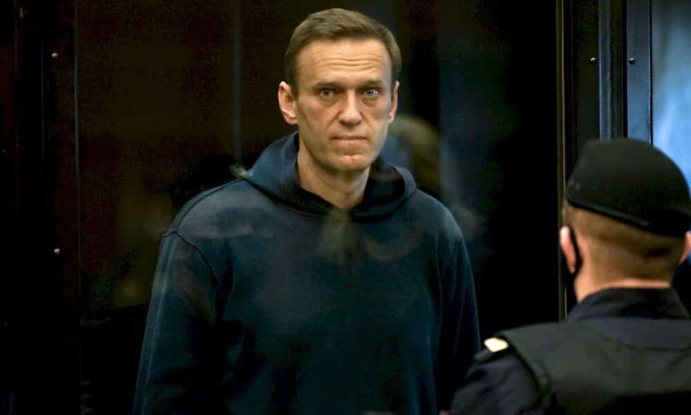 russie:-navalny-envoye-en-prison-pour-pres-de-trois-ans,-tolle-occidental