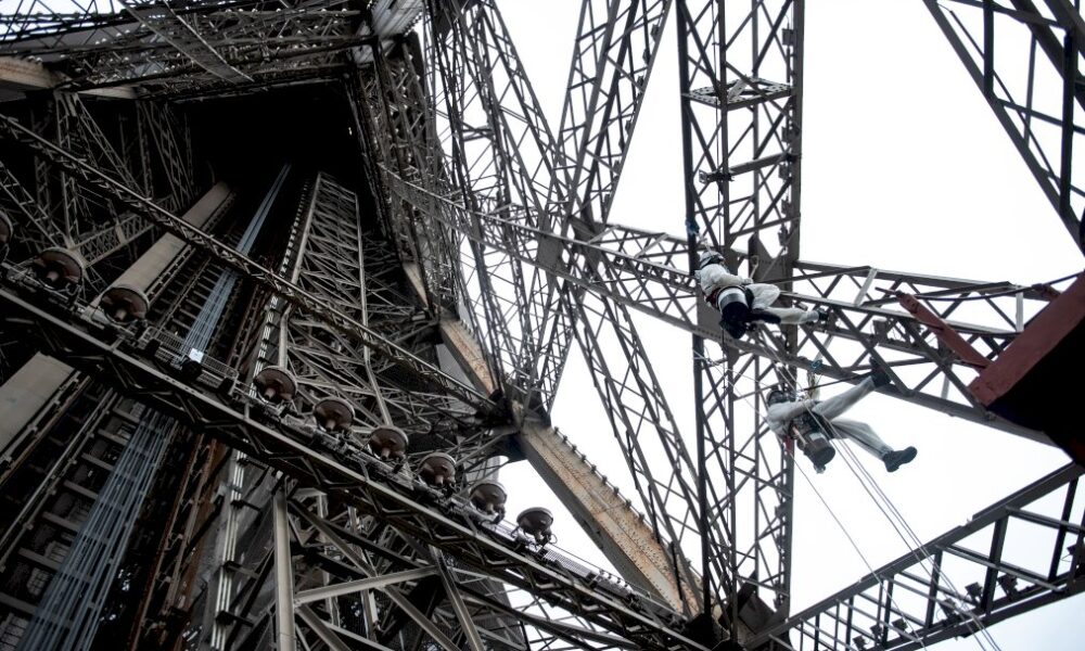 objectif-« gold »-pour-2024:-la-tour-eiffel-s&rsquo;offre-une-cure-de-jouvence