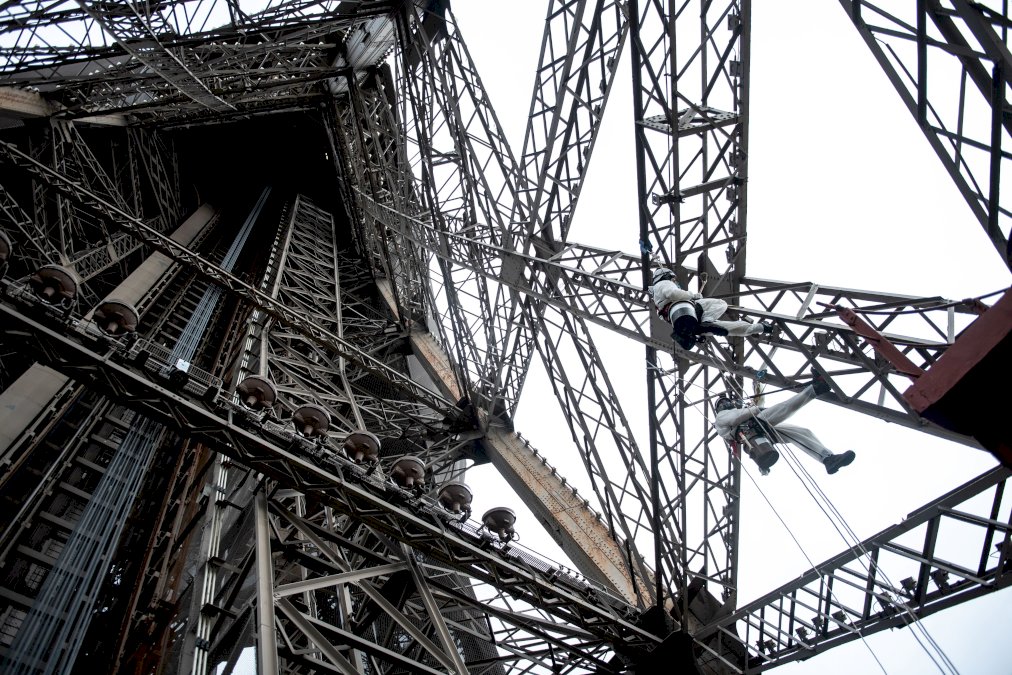 objectif-« gold »-pour-2024:-la-tour-eiffel-s&rsquo;offre-une-cure-de-jouvence