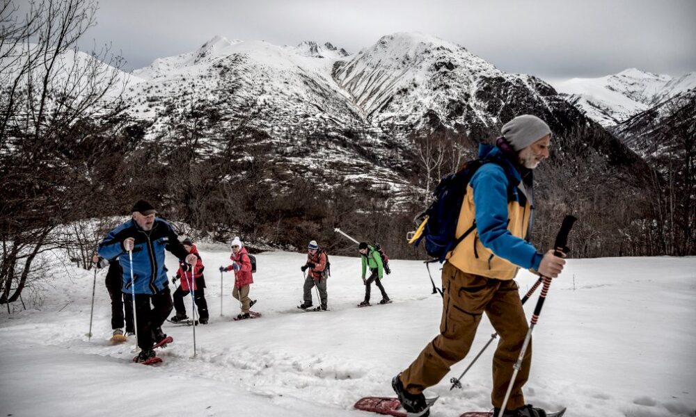 faute-de-ski,-les-touristes-redecouvrent-la-montagne-en-raquettes