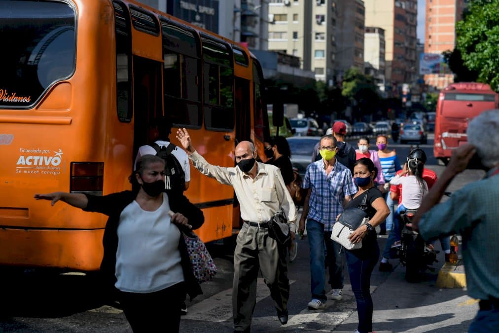 dans-un-venezuela-en-crise,-les-autobus-se-transforment-en-« bureaux-de-change »