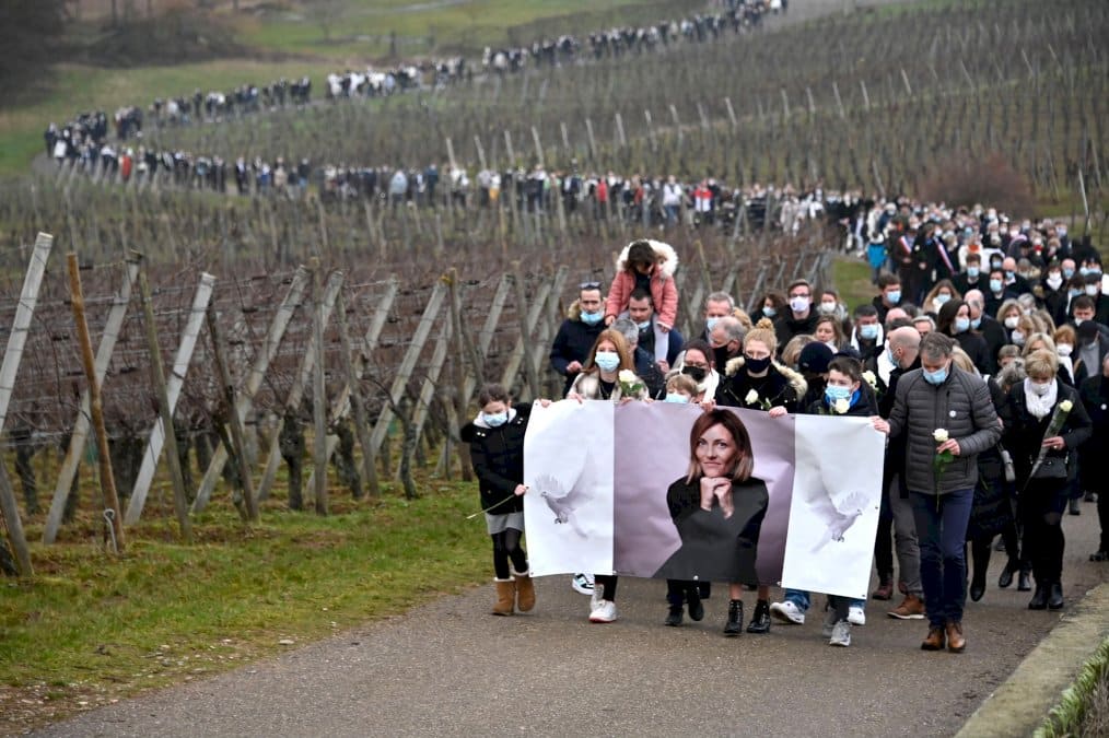 des-centaines-de-personnes-rendent-hommage-a-estelle,-drh-tuee-dans-le-haut-rhin