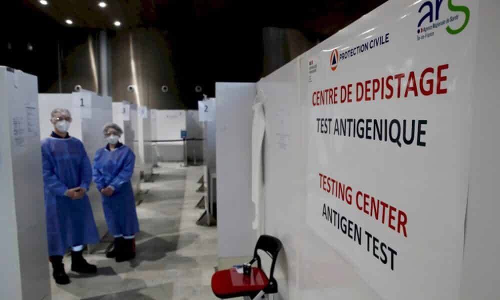 covid:-la-france-en-vacances-sous-la-menace-des-variants