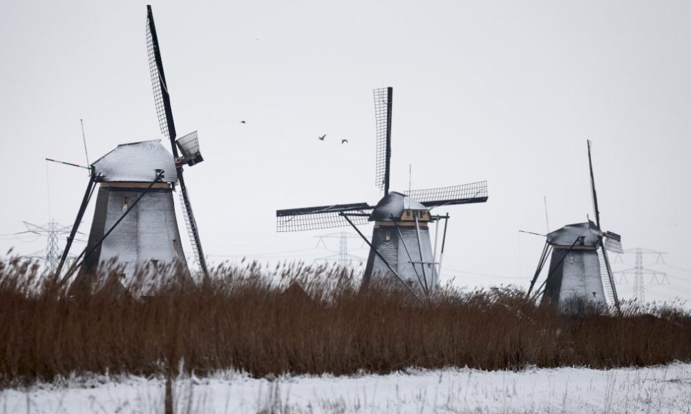 les-pays-bas-frappes-par-leur-premiere-tempete-de-neige-en-10-ans,-l’europe-grelotte