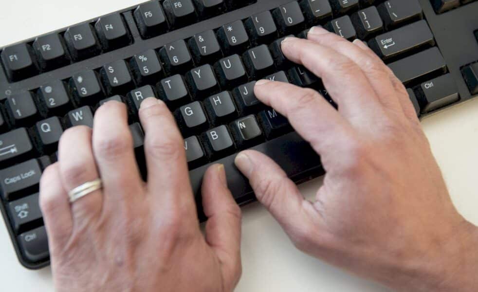 affaire-mila:-cinq-personnes-en-garde-a-vue-pour-menaces-de-mort-et-cyberharcelement