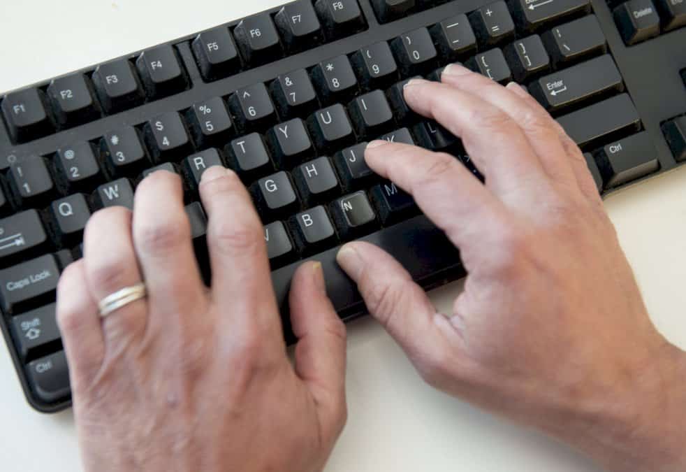 affaire-mila:-cinq-personnes-en-garde-a-vue-pour-menaces-de-mort-et-cyberharcelement