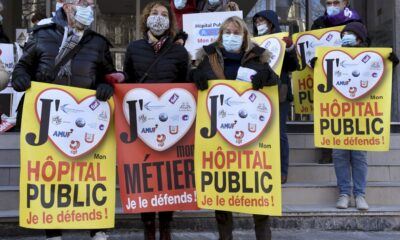 devant-le-ministere-de-la-sante,-des-soignants-disent-leur-« amour-pour-l&rsquo;hopital-public »