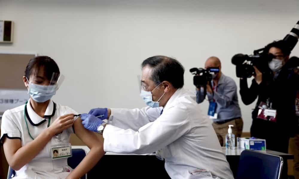virus:-premieres-vaccinations-au-japon,-chute-du-nombre-de-cas-dans-le-monde