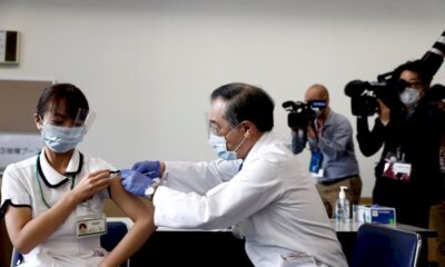 virus:-premieres-vaccinations-au-japon,-chute-du-nombre-de-cas-dans-le-monde