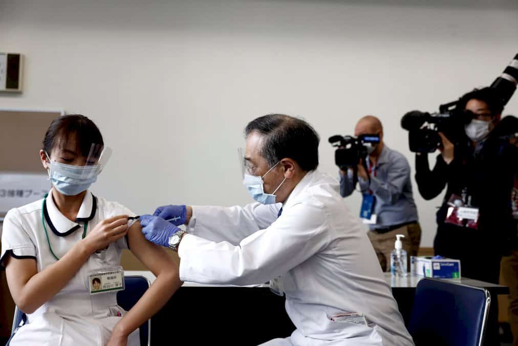 virus:-premieres-vaccinations-au-japon,-chute-du-nombre-de-cas-dans-le-monde