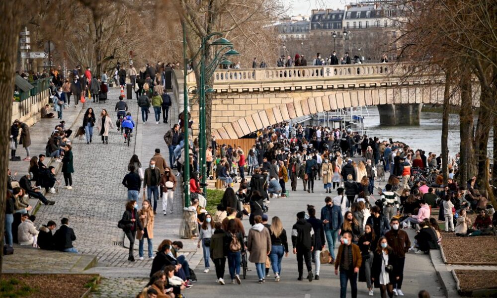 a-paris,-la-douceur-est-la-mais-le-couvre-feu-aussi