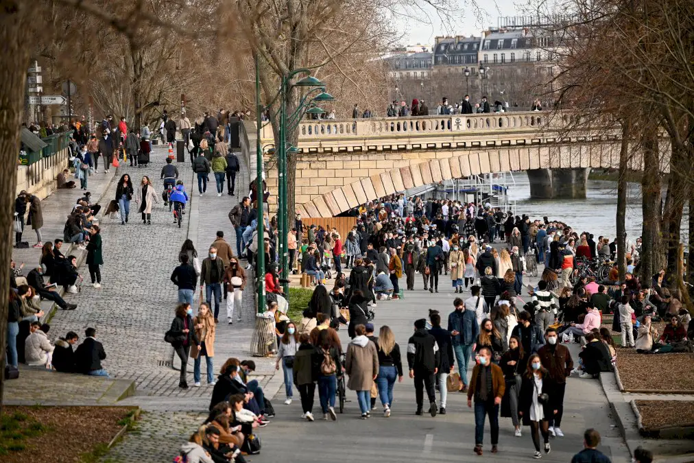 a-paris,-la-douceur-est-la-mais-le-couvre-feu-aussi