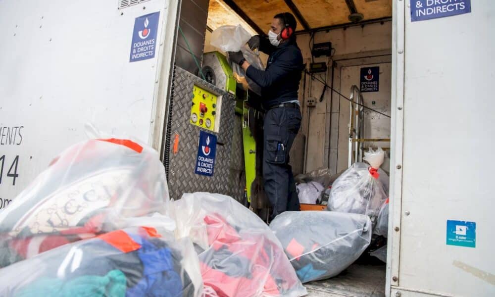 hausse-des-saisies-de-contrefacons,-des-masques-aux-medicaments