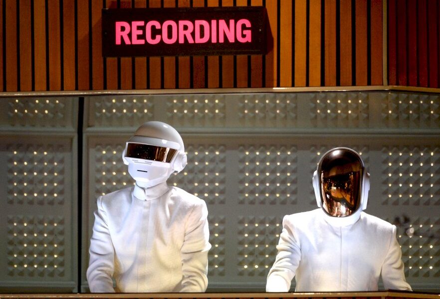 dans-le-monde-d&rsquo;apres,-les-ex-daft-punk-avancent-toujours-masques