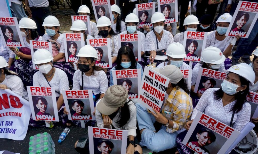 birmanie:-la-diplomatie-entre-en-scene,-les-manifestations-continuent