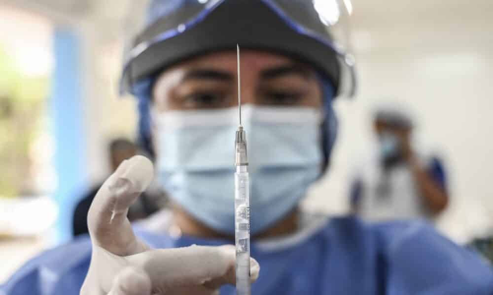 virus:-un-nouveau-vaccin-autorise-aux-etats-unis,-biden-appelle-a-ne-pas-« baisser-la-garde »