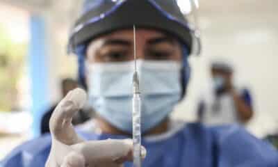 virus:-un-nouveau-vaccin-autorise-aux-etats-unis,-biden-appelle-a-ne-pas-« baisser-la-garde »