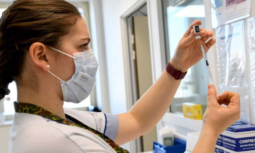 covid-19:-la-france-veut-garder-le-rythme-de-la-vaccination,-la-region-parisienne-inquiete