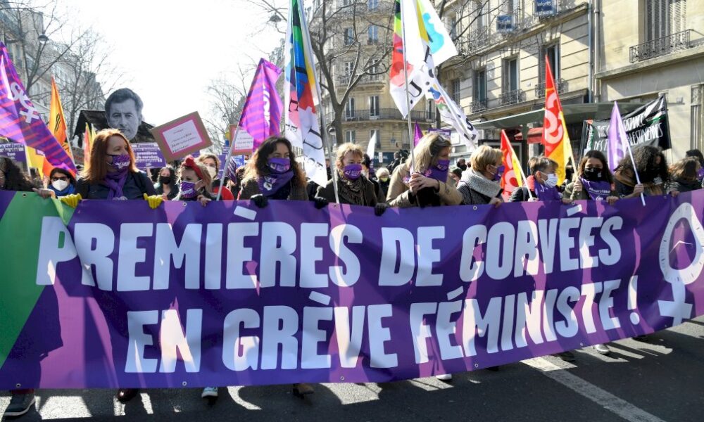 droits-des-femmes:-des-milliers-de-personnes-defilent-pour-les-« premieres-de-corvees »