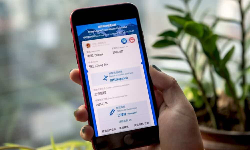 covid-19:-la-chine-lance-un-« passeport-sante »,-polemique-sur-le-vaccin-russe
