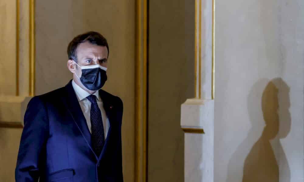 macron-rend-hommage-aux-victimes-du-terrorisme,-avec-un-survivant-de-2015