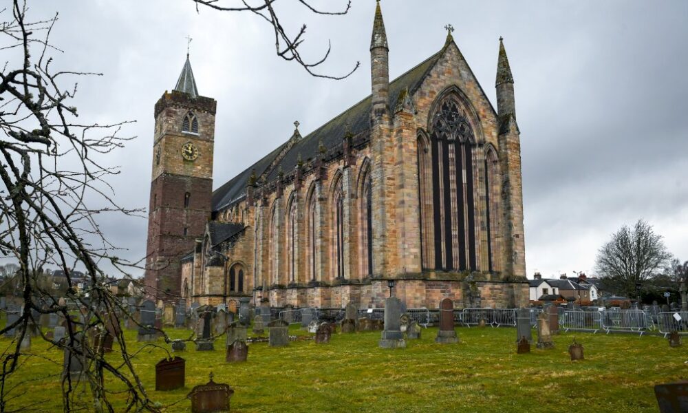 vingt-cinq-ans-apres,-dunblane-se-souvient-de-la-pire-fusillade-du-royaume-uni