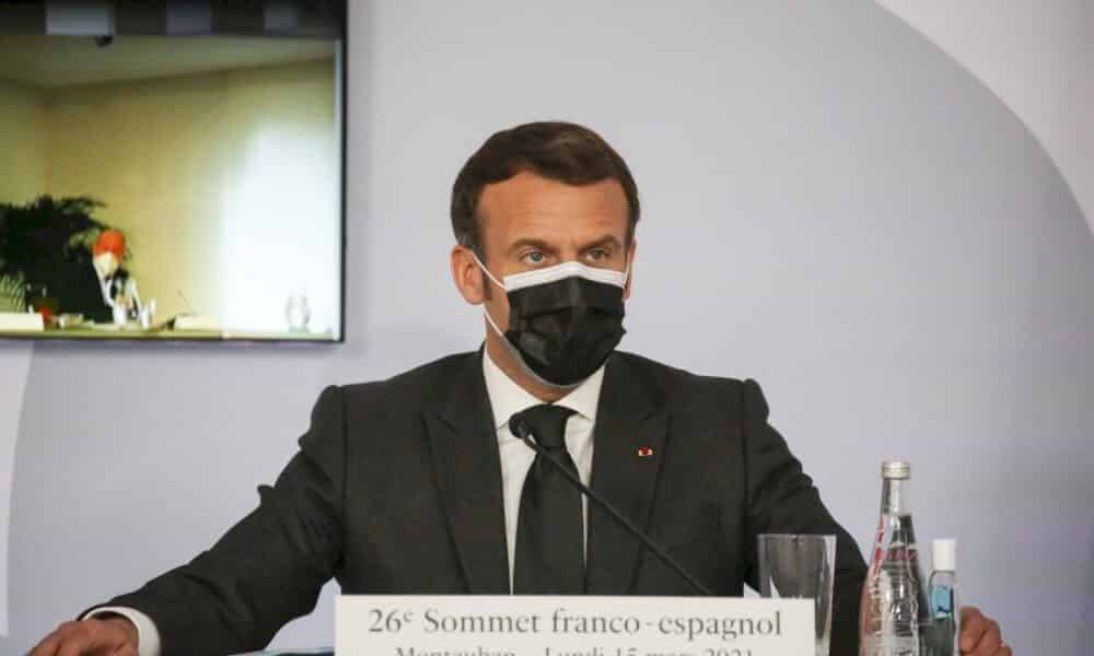 la-france-suspend-l&rsquo;utilisation-du-vaccin-astrazeneca-jusqu&rsquo;a-un-avis-europeen-mardi,-annonce-macron