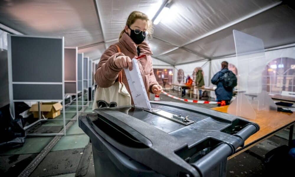 les-neerlandais-aux-urnes-en-pleine-crise-du-coronavirus