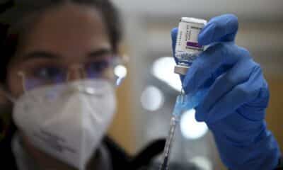 pandemie:-plusieurs-pays-reprennent-la-vaccination-avec-astrazeneca,-la-france-se-reconfine