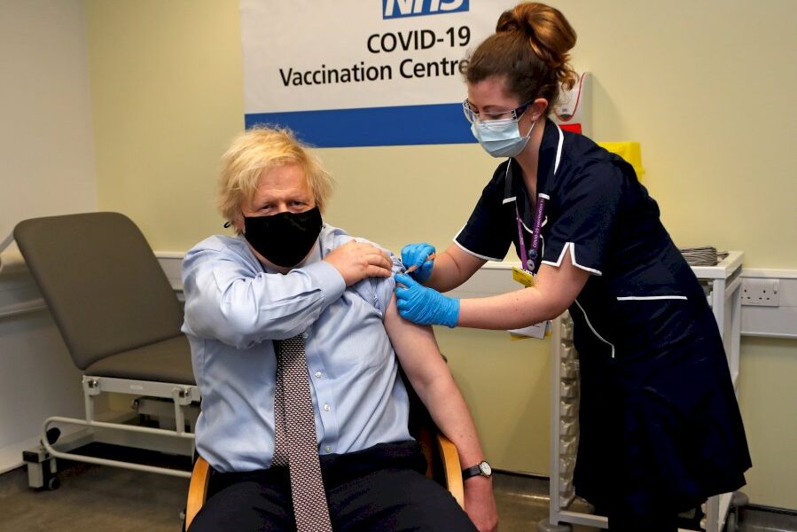 covid:-la-vaccination-astrazeneca-reprend-peu-a-peu,-nouvelles-restrictions-en-france