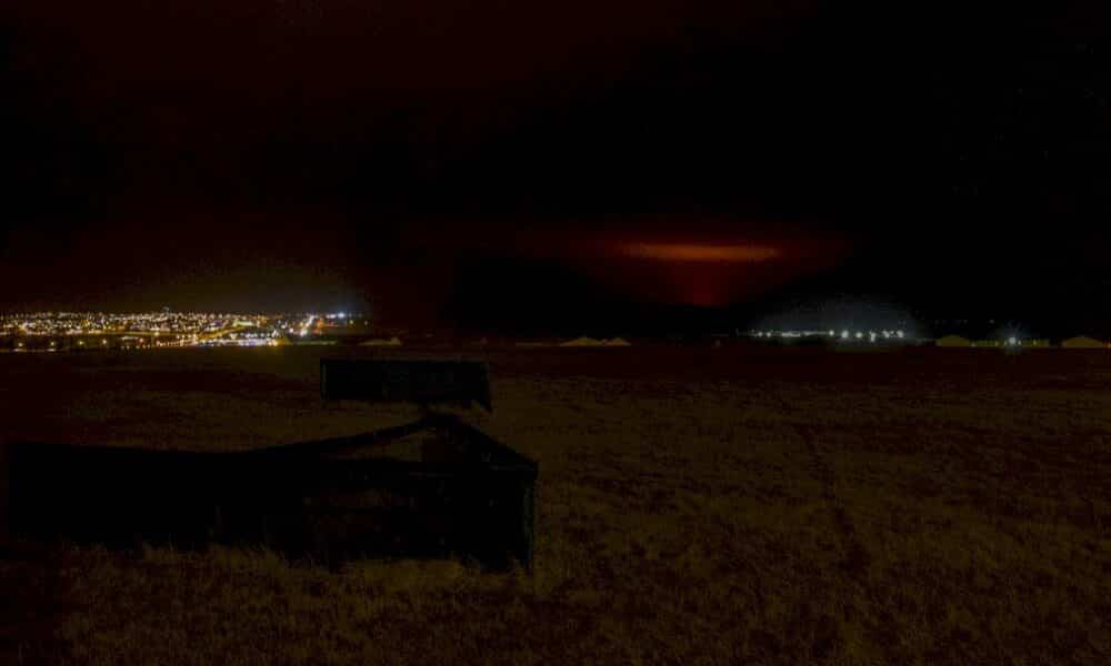 une-eruption-volcanique-illumine-le-ciel-pres-de-reykjavik