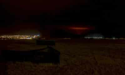 une-eruption-volcanique-illumine-le-ciel-pres-de-reykjavik