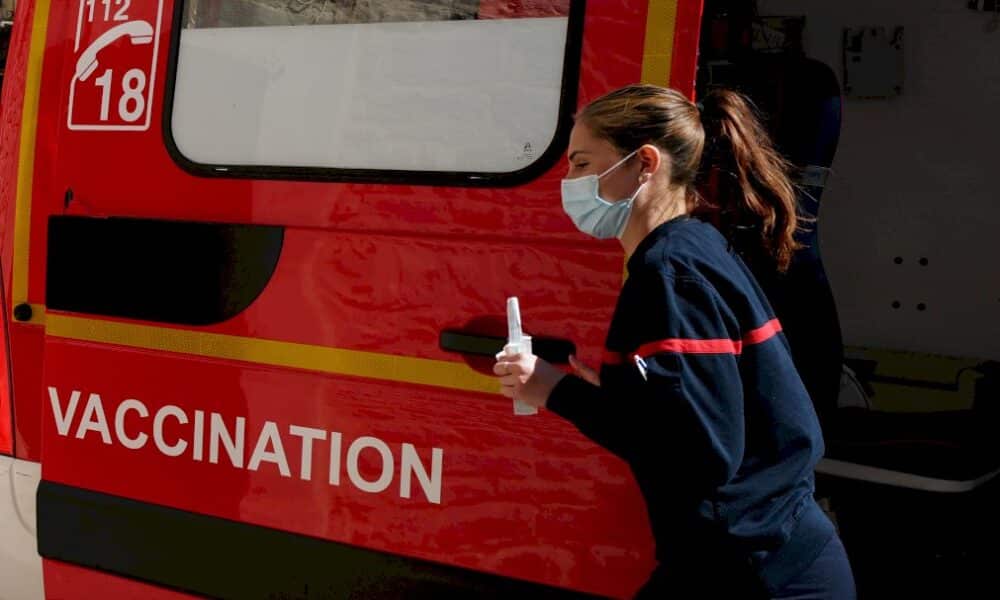 covid-19:-la-pression-sur-les-reas-en-france-continue,-bientot-des-vaccinodromes