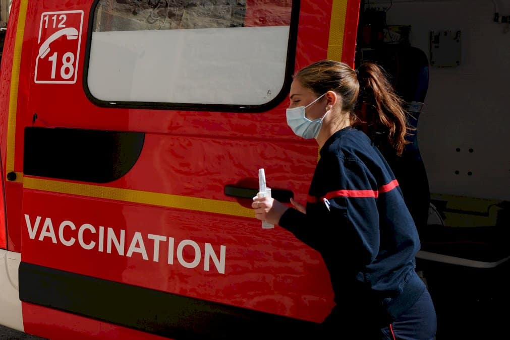 covid-19:-la-pression-sur-les-reas-en-france-continue,-bientot-des-vaccinodromes