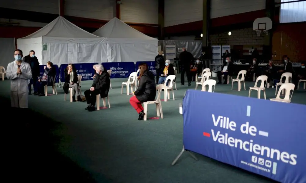 covid:-macron-met-la-pression-sur-la-vaccination,-ouverte-a-tous-les-plus-de-70-ans