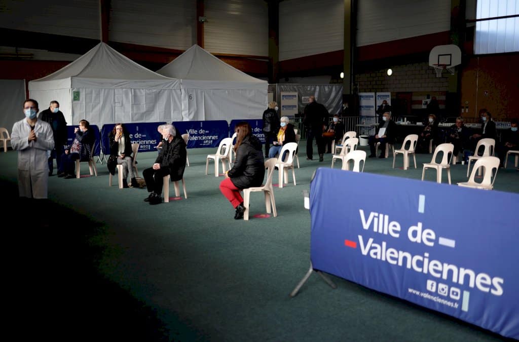 covid:-macron-met-la-pression-sur-la-vaccination,-ouverte-a-tous-les-plus-de-70-ans